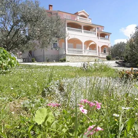 & Linda & Mario Gostinjska kuća