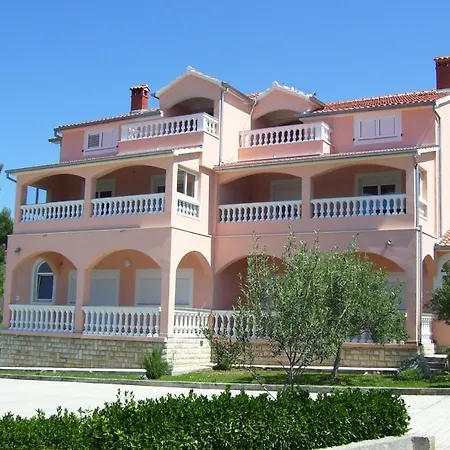 & Linda & Mario Gostinjska kuća